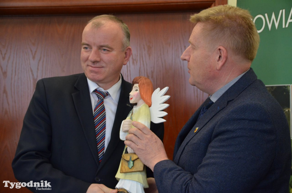 Przekazanie czeku dla gminy Tuchola