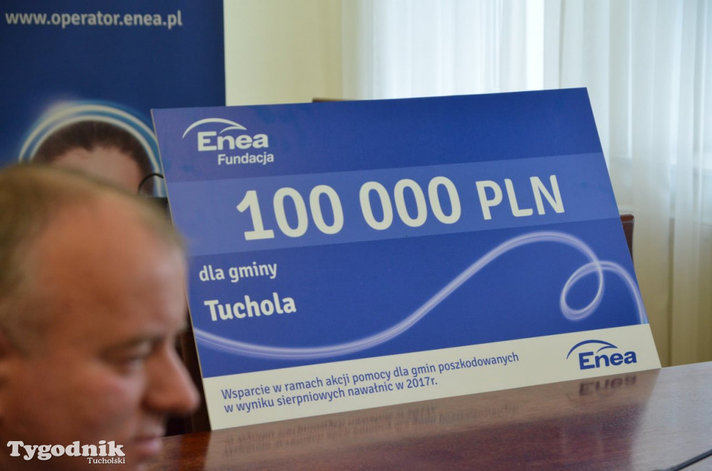 Przekazanie czeku dla gminy Tuchola