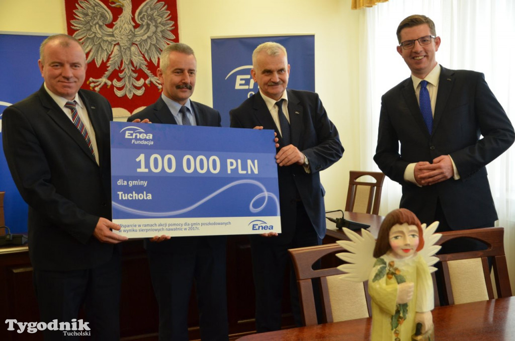 Przekazanie czeku dla gminy Tuchola