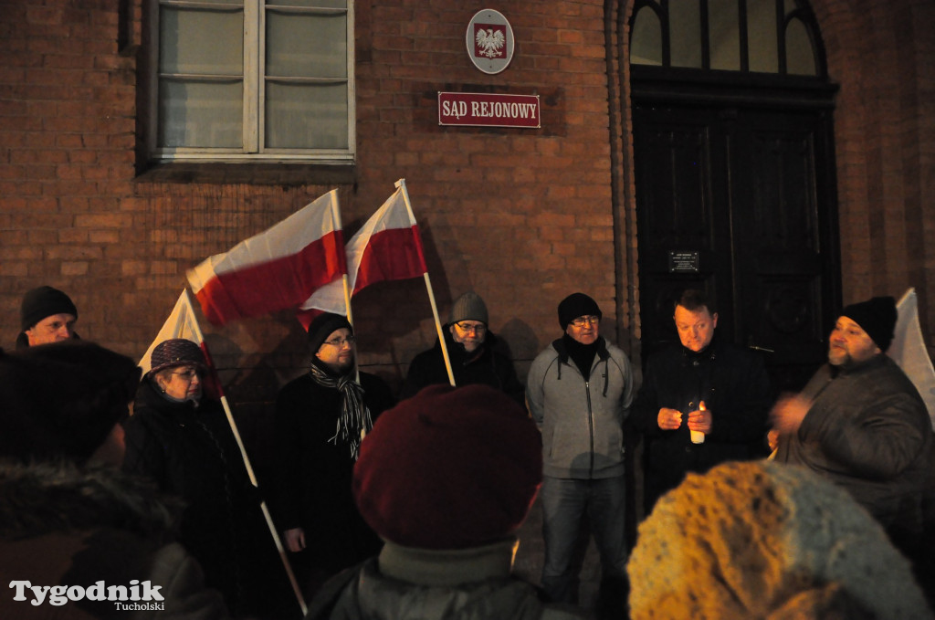 Łańcuch Ludzi przed sądem w Tucholi