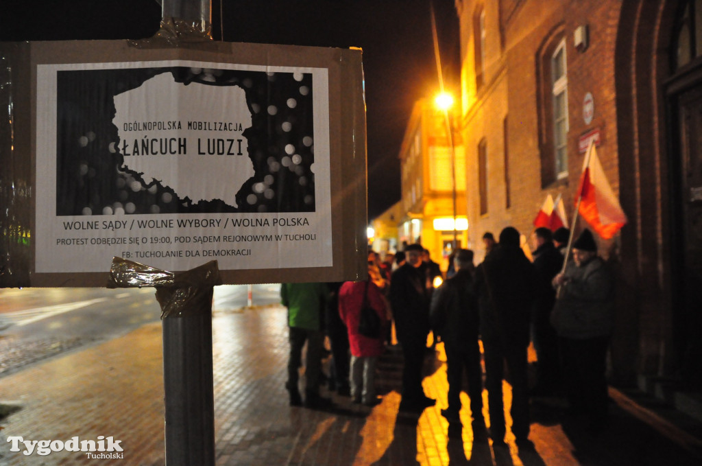 Łańcuch Ludzi przed sądem w Tucholi
