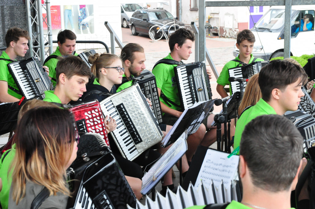 Międzynarodowy koncert na rynku w Tucholi