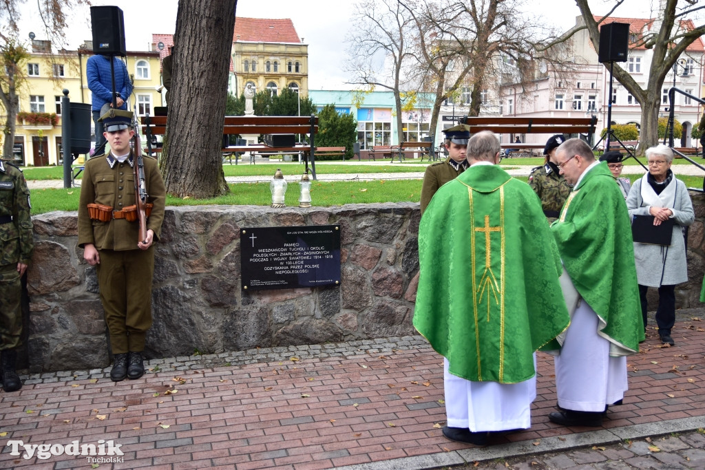 Odłonięcie tablicy w Tucholi