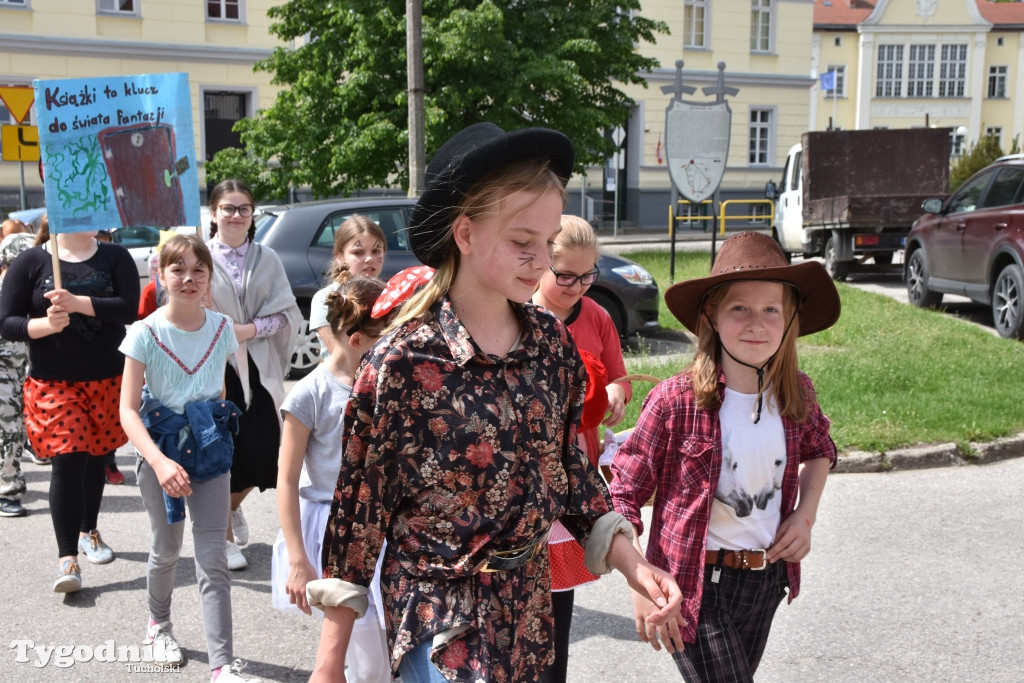 Zaczytana Jedynka na rynku w Tucholi