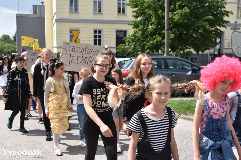 Zaczytana Jedynka na rynku w Tucholi