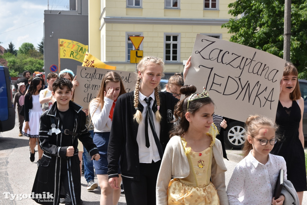 Zaczytana Jedynka na rynku w Tucholi