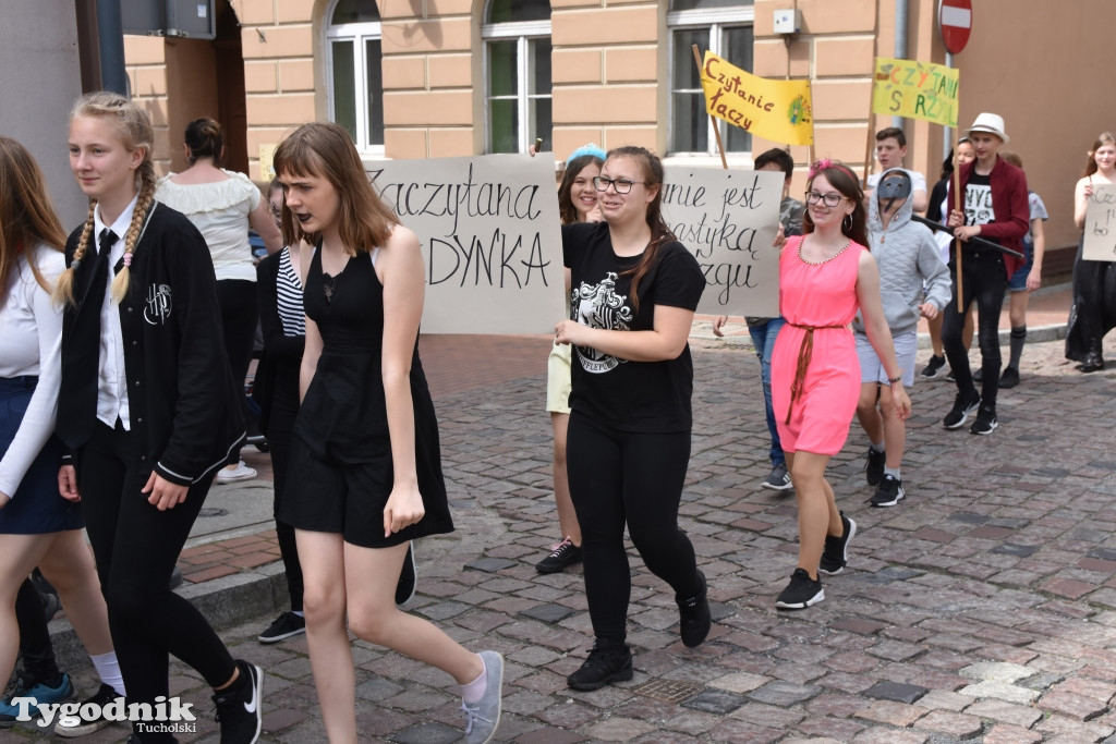 Zaczytana Jedynka na rynku w Tucholi
