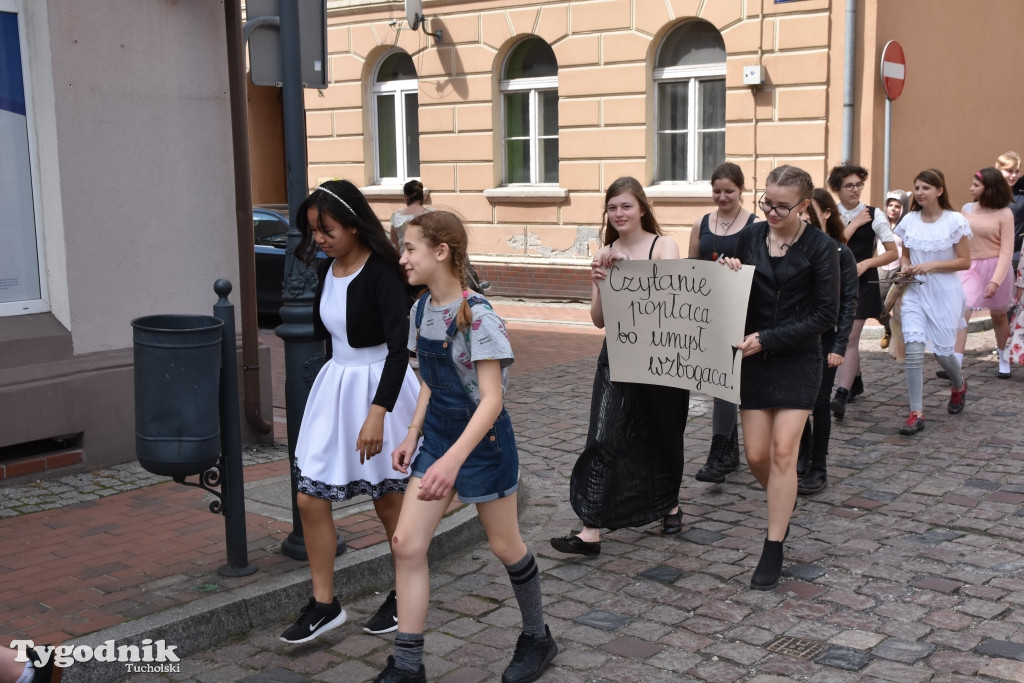 Zaczytana Jedynka na rynku w Tucholi