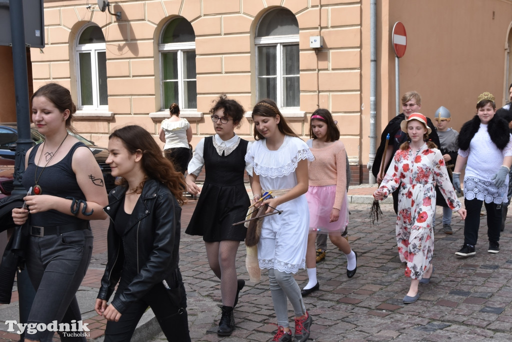 Zaczytana Jedynka na rynku w Tucholi