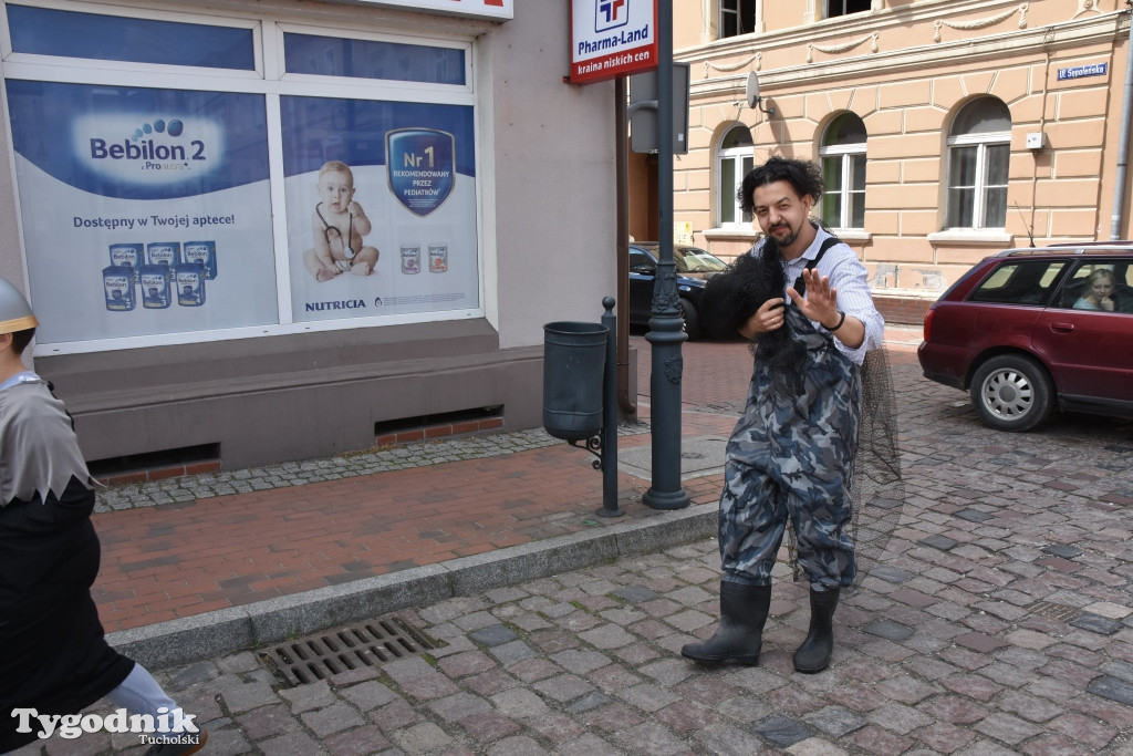 Zaczytana Jedynka na rynku w Tucholi