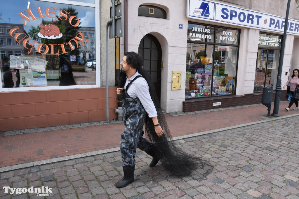 Zaczytana Jedynka na rynku w Tucholi