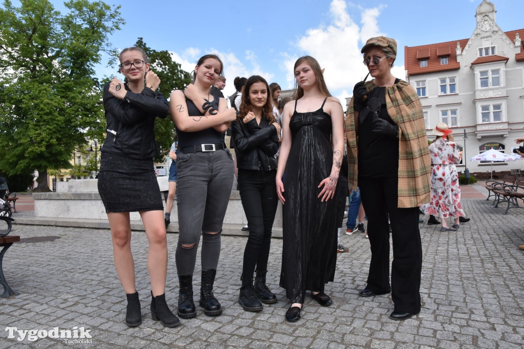 Zaczytana Jedynka na rynku w Tucholi