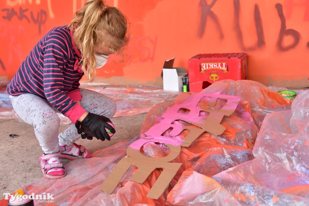 Lubiewo: Lato w teatrze z muralami w tle