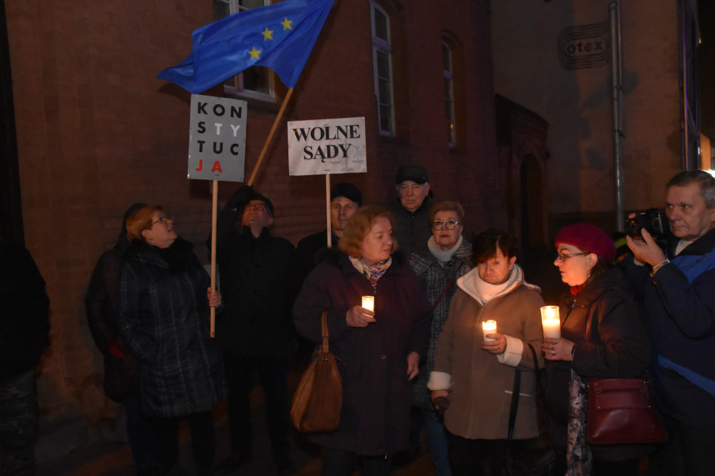 Tuchola: Protest przed sądem rejonowym