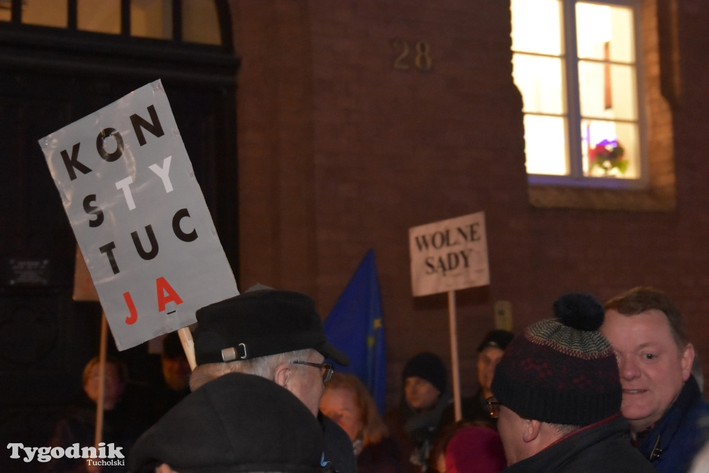 Tuchola: Protest przed sądem rejonowym