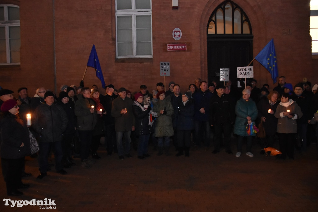 Tuchola: Protest przed sądem rejonowym