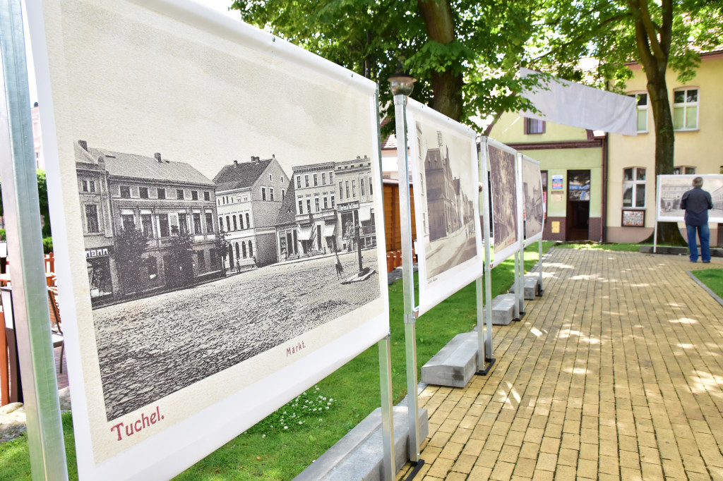 Ogromne pocztówki na tucholskim rynku