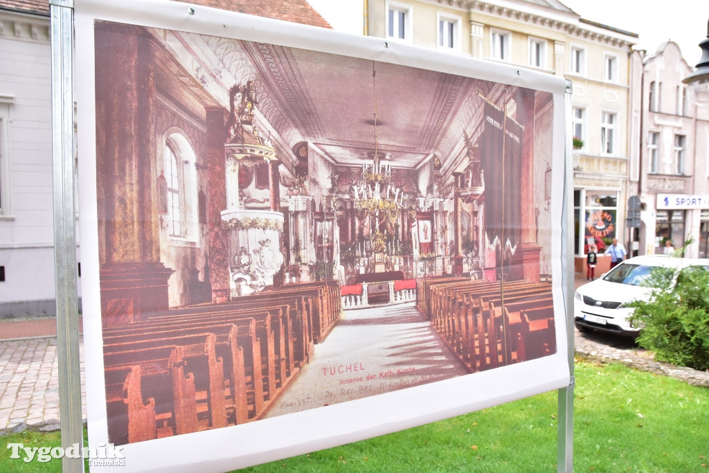 Ogromne pocztówki na tucholskim rynku