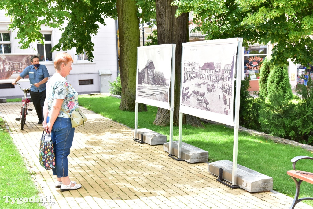 Ogromne pocztówki na tucholskim rynku