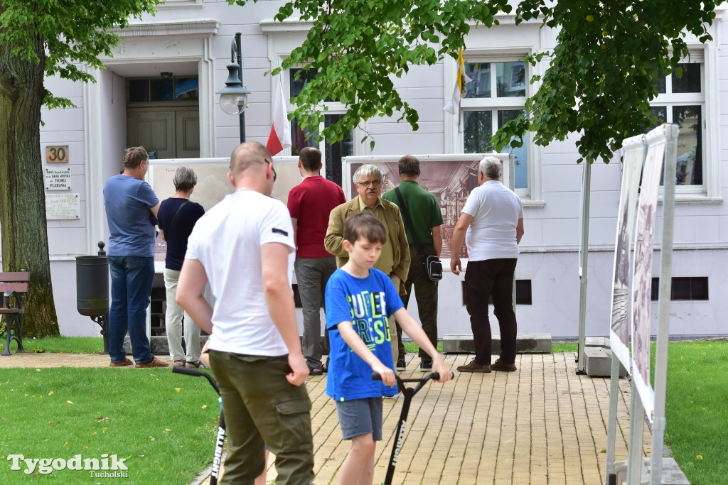 Ogromne pocztówki na tucholskim rynku