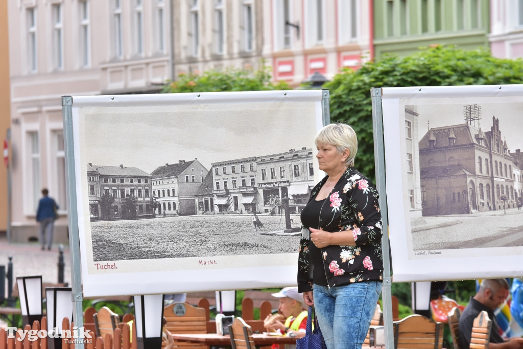 Ogromne pocztówki na tucholskim rynku