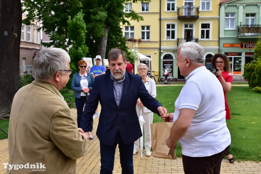 Ogromne pocztówki na tucholskim rynku