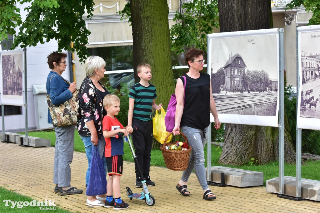 Ogromne pocztówki na tucholskim rynku