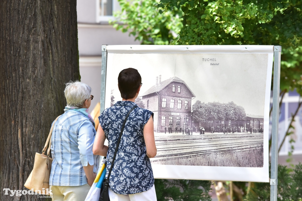 Ogromne pocztówki na tucholskim rynku