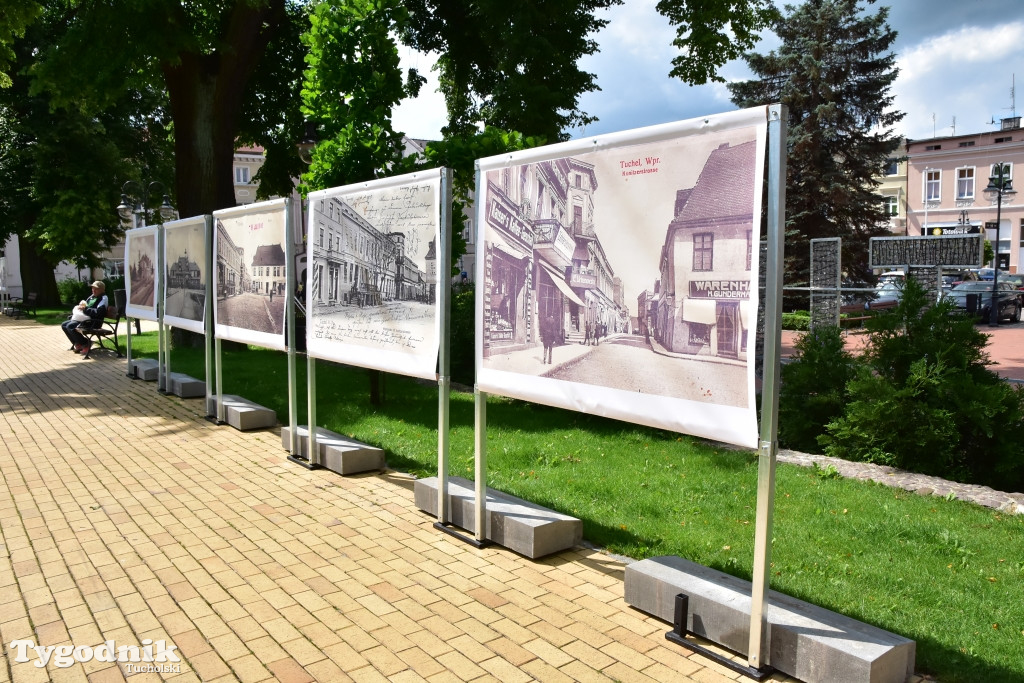 Ogromne pocztówki na tucholskim rynku