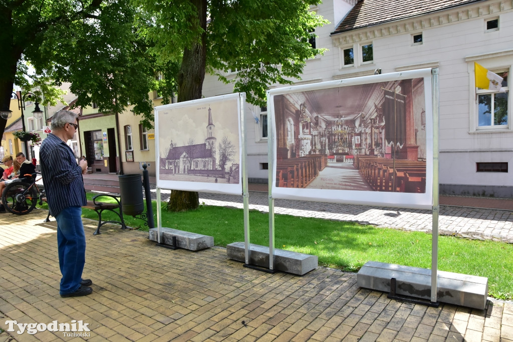 Ogromne pocztówki na tucholskim rynku