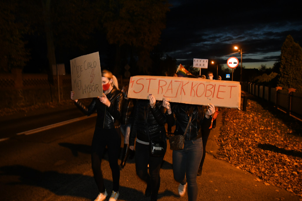 15 osób protestowało w Bysławiu (29.10.2020)