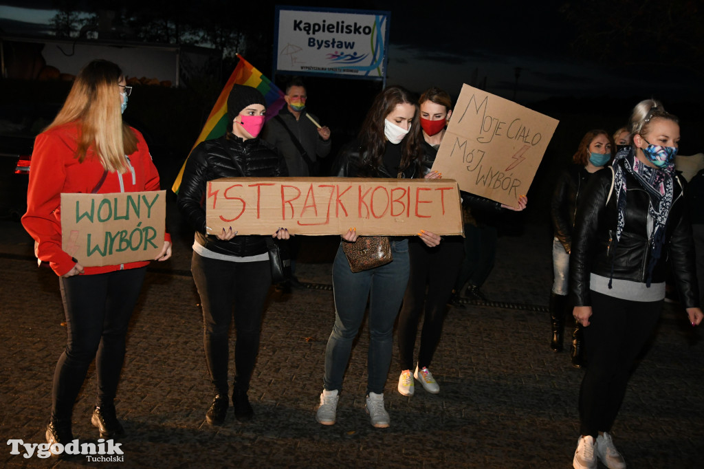15 osób protestowało w Bysławiu (29.10.2020)