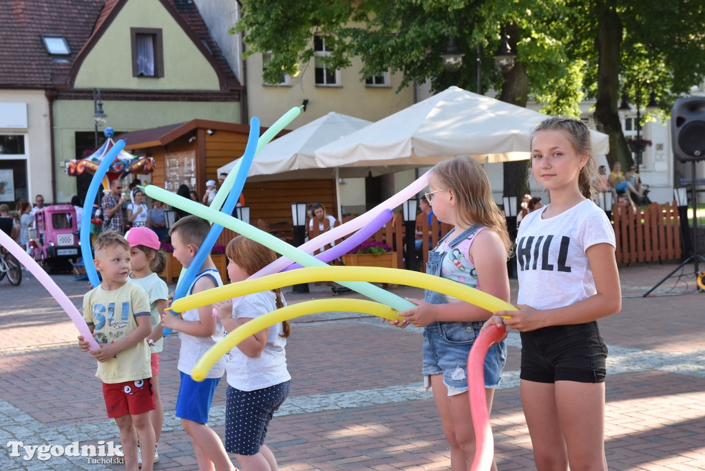 Tuchola: teatry uliczne i koncert Witka Żuromskiego