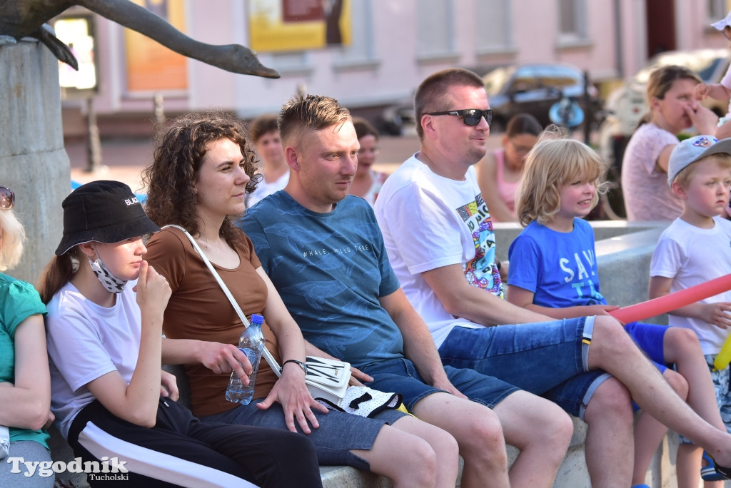 Tuchola: teatry uliczne i koncert Witka Żuromskiego