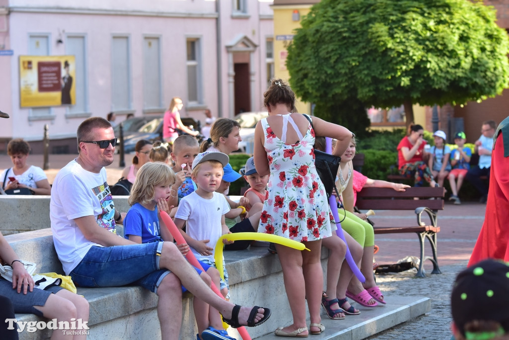 Tuchola: teatry uliczne i koncert Witka Żuromskiego