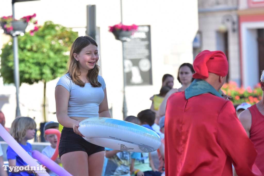 Tuchola: teatry uliczne i koncert Witka Żuromskiego