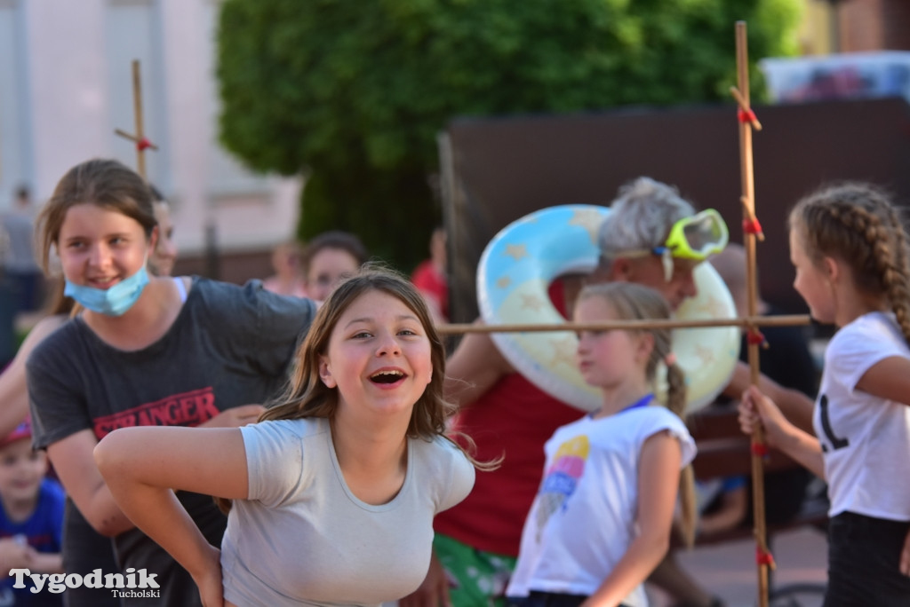 Tuchola: teatry uliczne i koncert Witka Żuromskiego