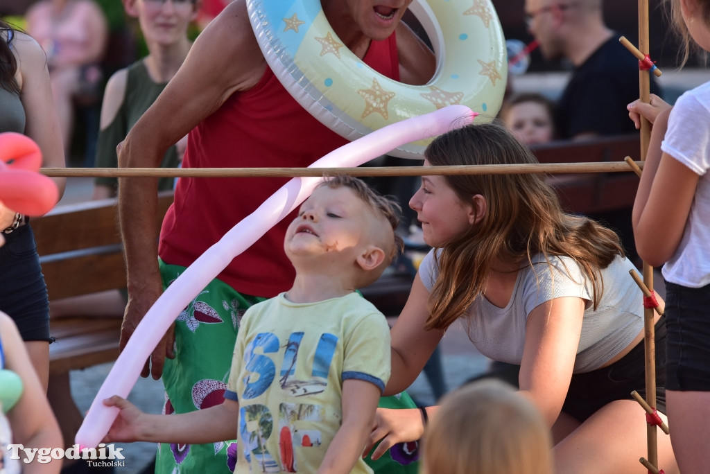 Tuchola: teatry uliczne i koncert Witka Żuromskiego