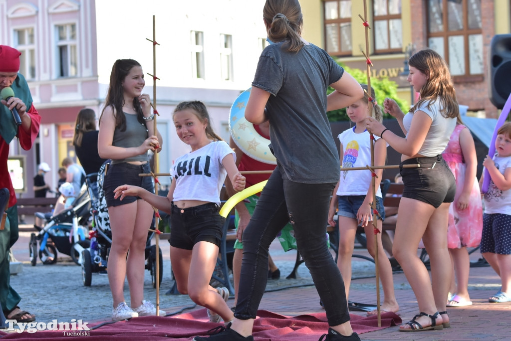 Tuchola: teatry uliczne i koncert Witka Żuromskiego
