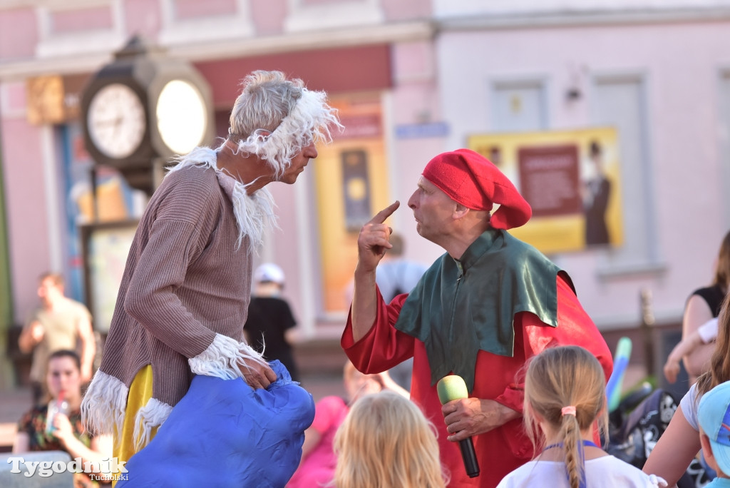 Tuchola: teatry uliczne i koncert Witka Żuromskiego