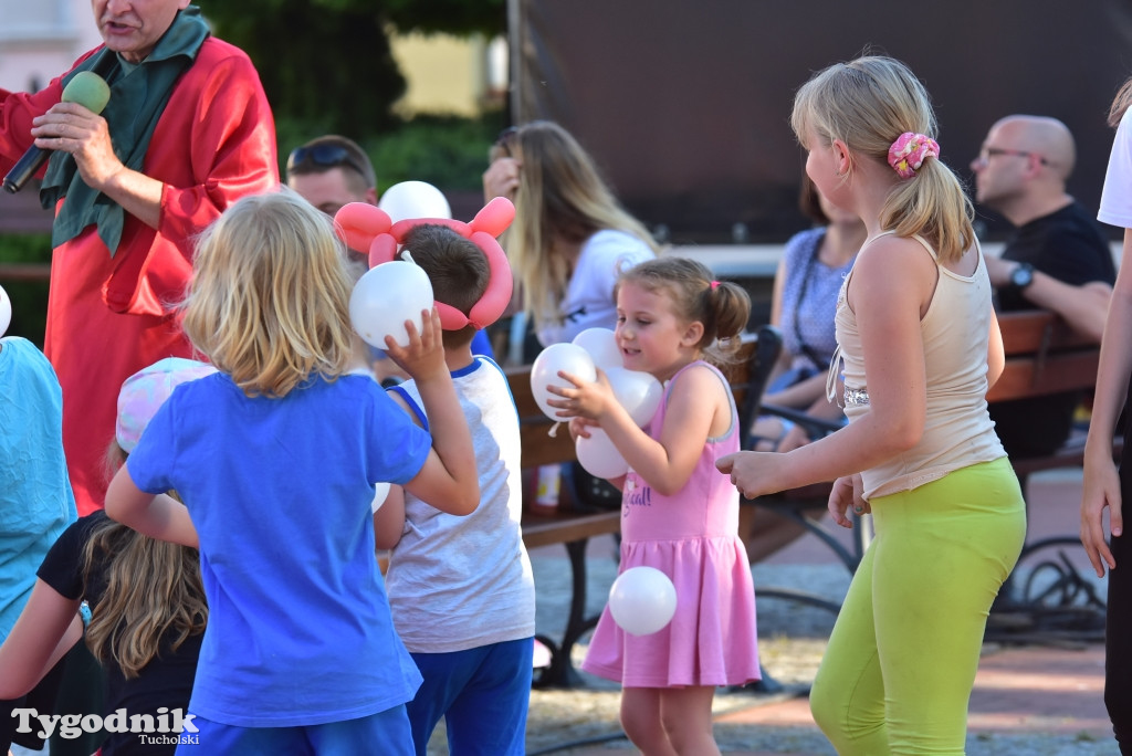 Tuchola: teatry uliczne i koncert Witka Żuromskiego