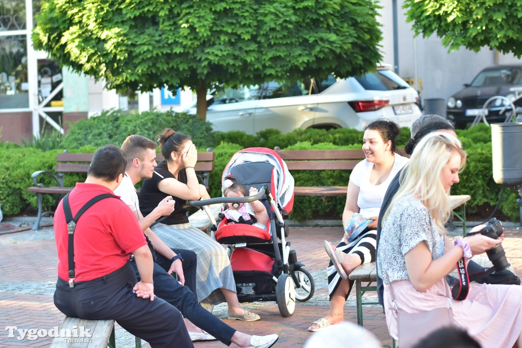 Tuchola: teatry uliczne i koncert Witka Żuromskiego