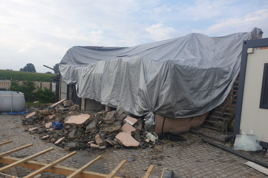 Burza zerwała dach na posesji w Cekcynie (28.07.2021)