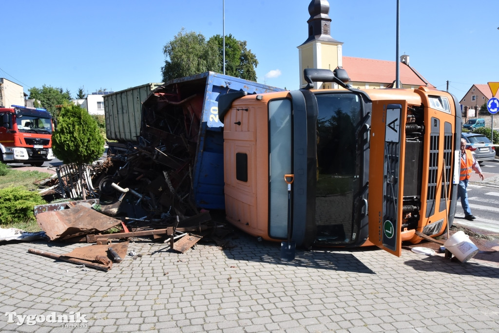 Ciężarówka przewróciła się na rondzie