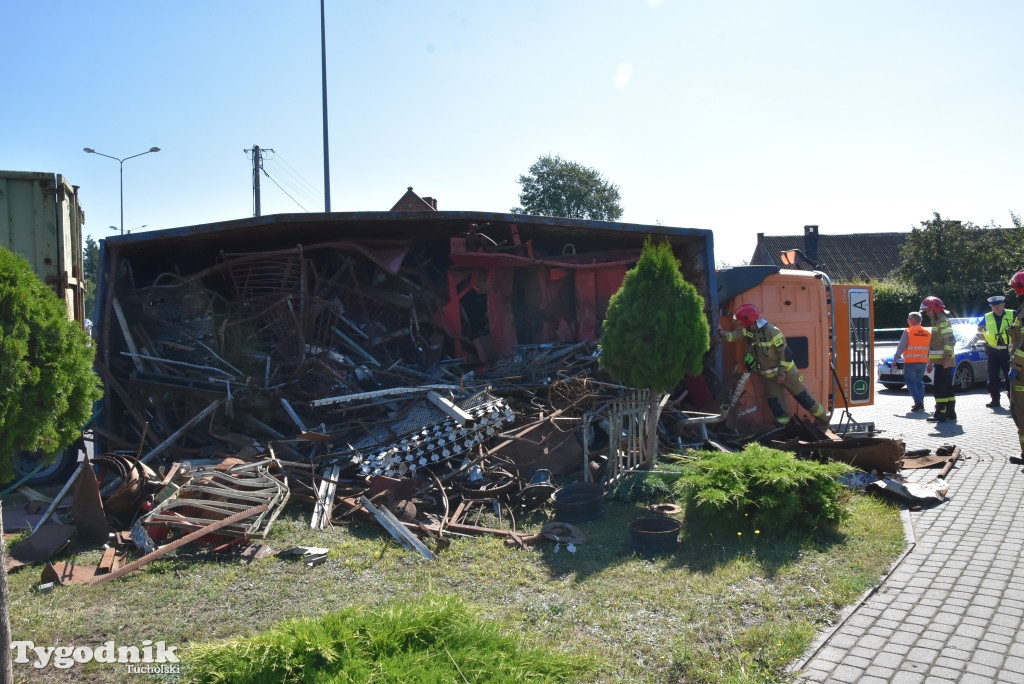 Ciężarówka przewróciła się na rondzie