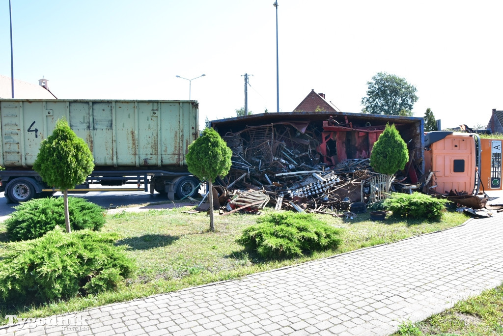 Ciężarówka przewróciła się na rondzie