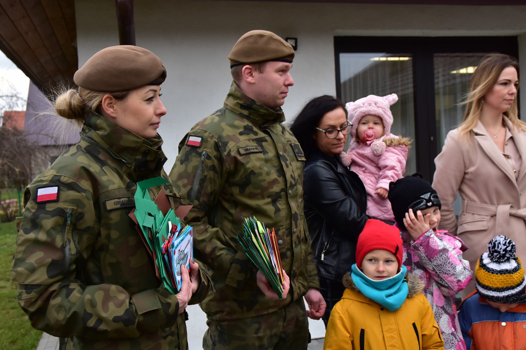 Kartki dla żołnierzy od dzieci z Gostycyna i Kęsowa