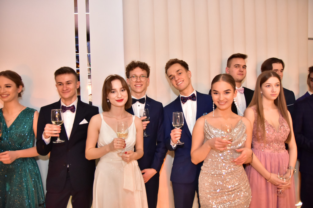 Studniówka LO - POLONEZ i ZDJĘCIA KLASOWE