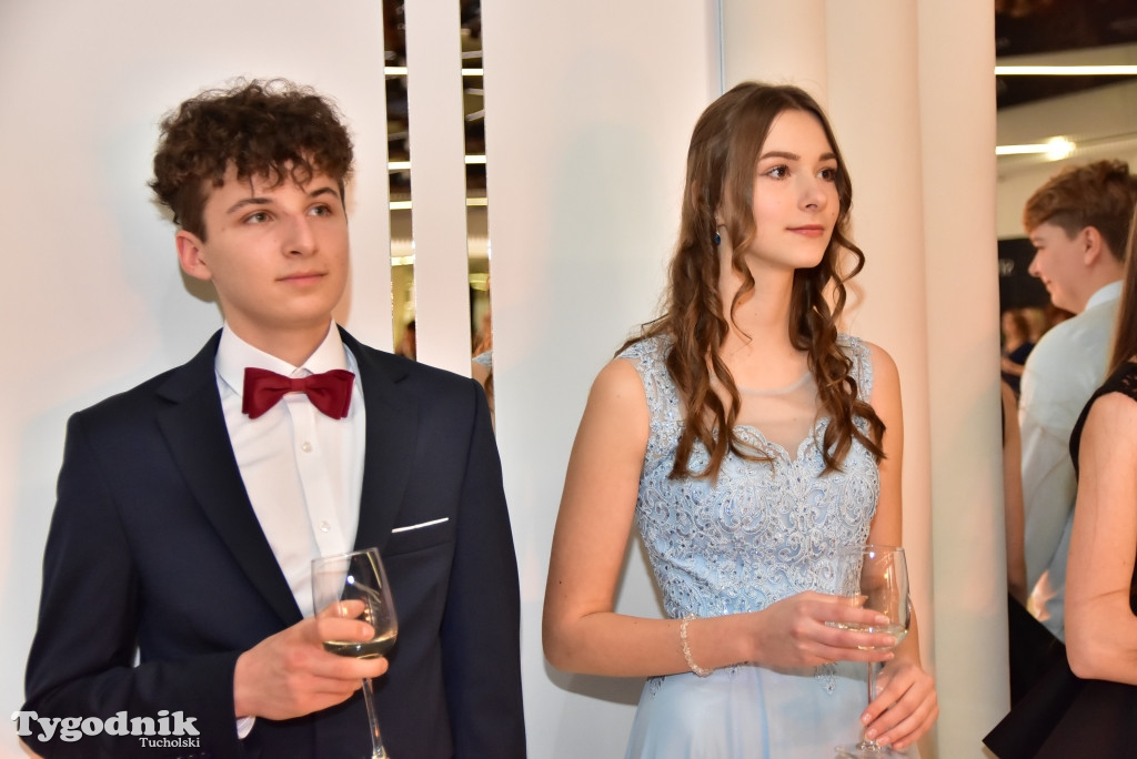 Studniówka LO - POLONEZ i ZDJĘCIA KLASOWE