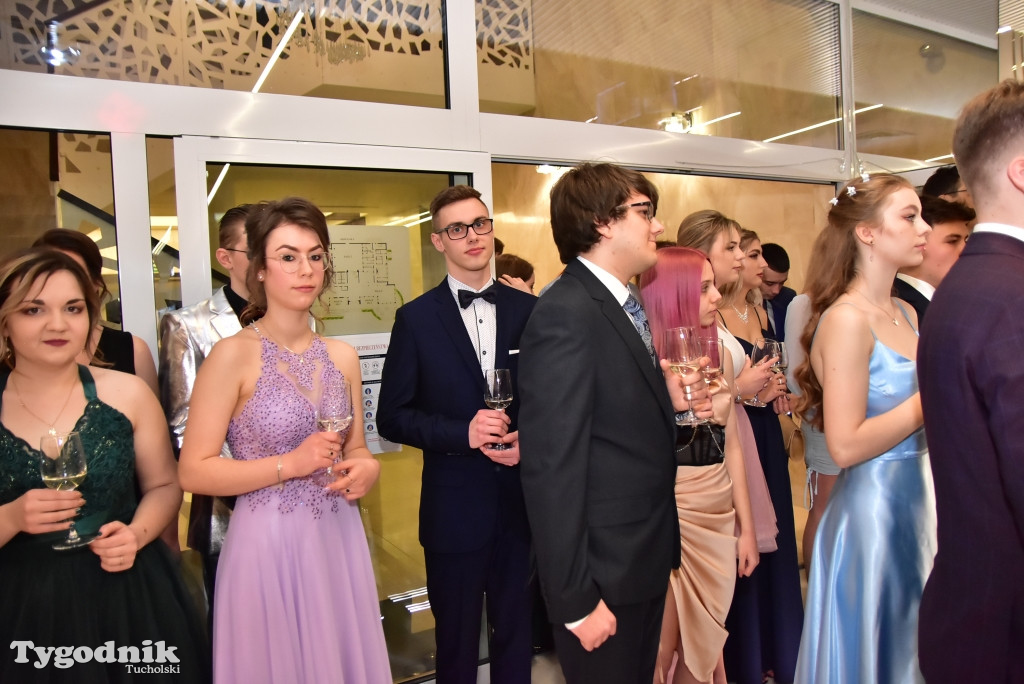 Studniówka LO - POLONEZ i ZDJĘCIA KLASOWE